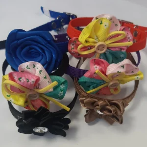 Collar con flor y sonajero